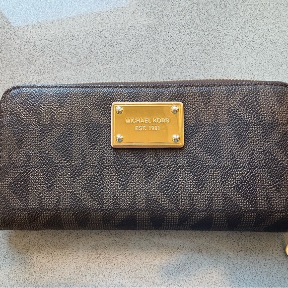 Michael Kors Logo Patterned Wallet - Picture 6 of 6